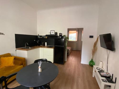 a living room with a table and a kitchen at AMA HOMe, appartamento in centro con terrazza in Ancona