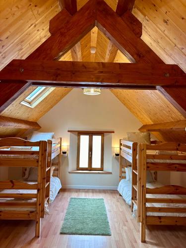a room with a vaulted ceiling with wooden beams at Bergerie GOICOLEA in Viscos