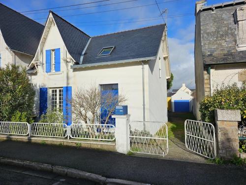 une maison blanche avec une clôture devant dans l'établissement Maisonnette centre bourg, à Batz-sur-Mer