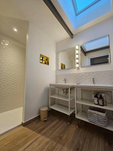 Maisonnette centre bourg في باتز سور مير: حمام مزود بحوض ومِرآة