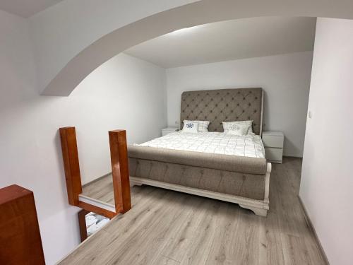 a bedroom with a bed in a room with an arch at Arius King in Satu Mare