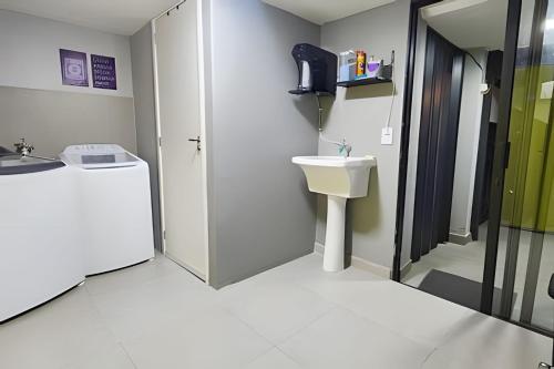 a bathroom with a sink and a toilet at Studio IX - Com Ar Condicionado - Jundiaí in Jundiaí