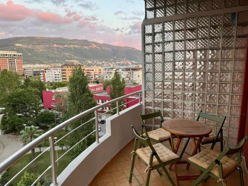 Mountain & Beach View, Large Balcony Flat in Vlorë