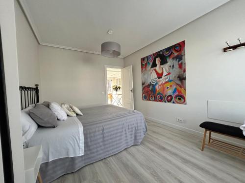 a bedroom with a bed and a painting on the wall at Apto La Estambrera IV Wifi y Aire Acondicionado in Logroño
