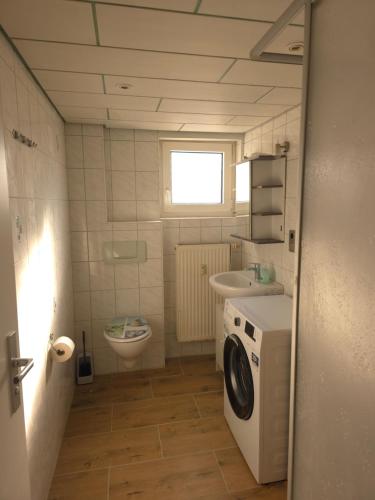 a bathroom with a washing machine and a sink at Ferienwohnung Sonne in Bad Staffelstein