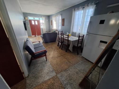 Kuchyň nebo kuchyňský kout v ubytování Suburban Nest