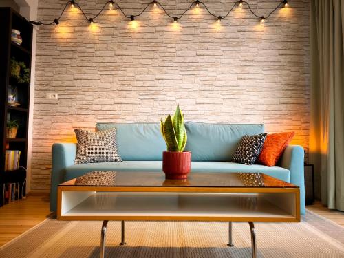 Lucky Apt 7 - 2 Bdr Cozy Family & Office Space - Free Parking, near Stadiums & Center
