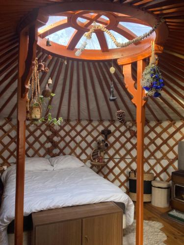a bedroom with a bed in a yurt at Yourte à la ferme in Ramonchamp