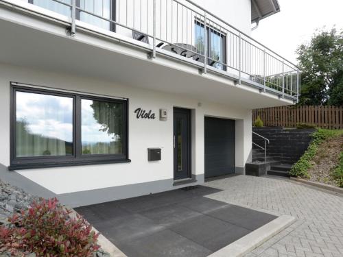 Dieses weiße Haus verfügt über einen Balkon und eine Terrasse. in der Unterkunft Holiday home in Medebach D near the ski area in Medebach