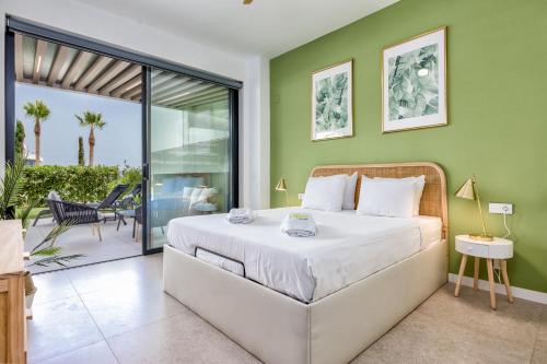 LolaBeachfront - Indoor Heated Pool & Spa - Premium Gym - Private Garden - 5 min Train to Airport