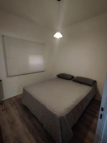 a bedroom with a bed in a room at Departamento Zarate Centro in Zárate
