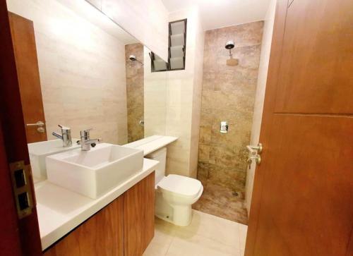 a bathroom with a sink and a toilet at Departamento completo en zona Turística de Santa Cruz in Santa Cruz de la Sierra