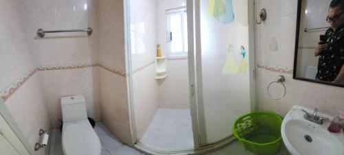 a bathroom with a shower and a toilet and a sink at Casa Totalmente Equipada en Acapulco Diamante in Acapulco