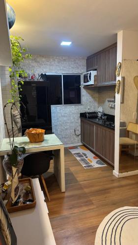 eine Küche mit Schreibtisch und Tisch in einem Zimmer in der Unterkunft Flat gp moto in Goiânia