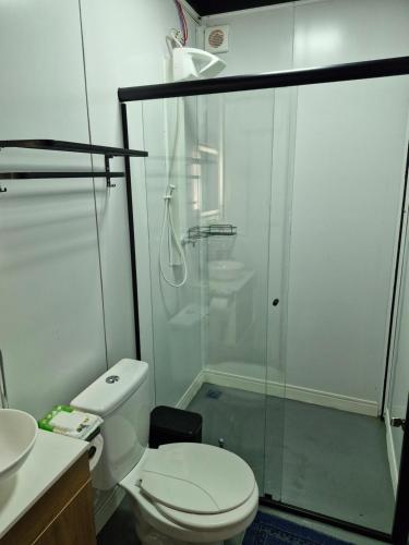 a bathroom with a toilet and a glass shower at 2210 CadBox Suíte, Hidro, Churrasqueira, Cozinha Privativo in Sao Jose do Rio Preto