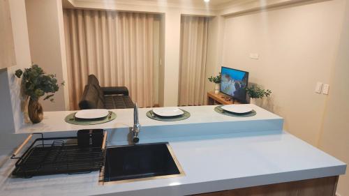 a kitchen with a counter with plates on it at Apartamento Flores in Puno