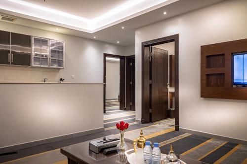 a living room with a table and a kitchen at دار ود للشقق المخدومة Dar Wed in Jeddah