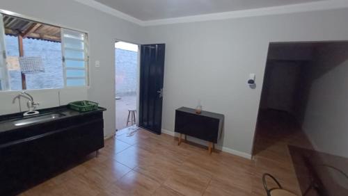 a living room with a sink and a window at Casa inteira, Nações in Patrocínio