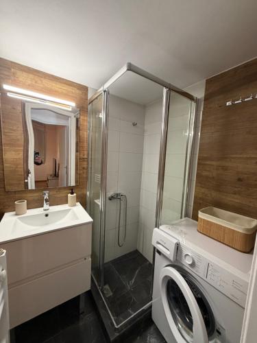 Hidden Gem of Plaka Quiet 2BD Apartment near Syntagma