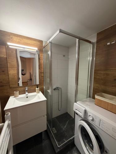 Hidden Gem of Plaka Quiet 2BD Apartment near Syntagma