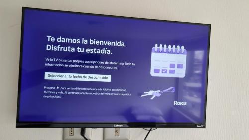 a flat screen tv with a website on it at Departamento Studio en pleno centro de Concepción in Concepción