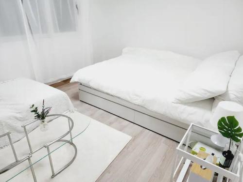 a bedroom with a bed and a table and a chair at 스테이일룸 in Sŭngch'ŏn-ni