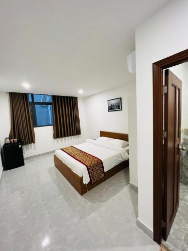 a bedroom with a bed in a room at Tuyết Nhi in Vung Tau