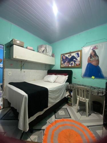 a bedroom with a bed in a room with blue walls at flat temporada in Goiânia