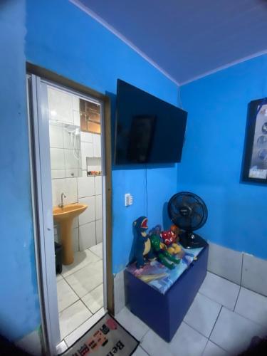 a bathroom with a sink and a blue wall at flat temporada in Goiânia