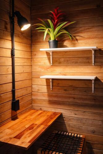 a room with a sauna with a plant in it at Refugio La Tángara del Río in Cocorná