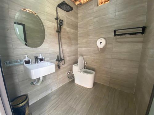 a bathroom with a sink and a toilet and a mirror at Framstay Mây Sườn Đông in Ðại Từ