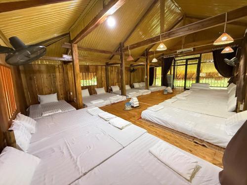 a room with a bunch of beds in it at Framstay Mây Sườn Đông in Ðại Từ