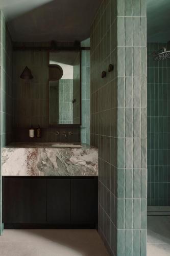 un bagno con lavandino e specchio di Arrawarra Beach House ad Arrawarra