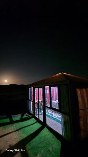 Bazen u ili blizu objekta Desert Haven Camp