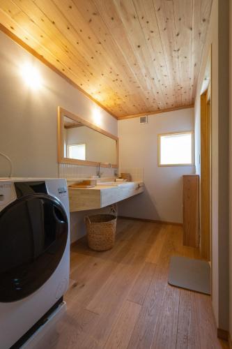 a bathroom with a sink and a mirror at 比地の宿 in Kunigami