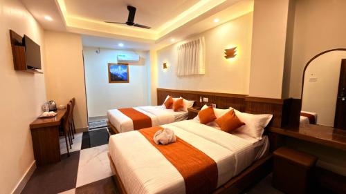 pokój hotelowy z dwoma łóżkami w pokoju w obiekcie Hotel AD w Katmandu