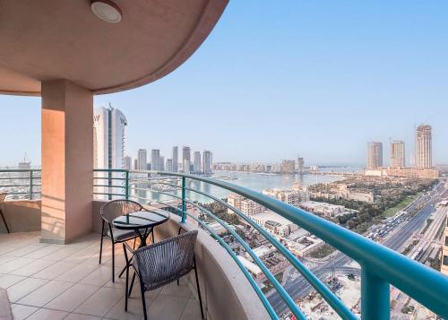 Free housekeeping visits during your stay - StayShort - Spacious 2BR in Dubai Marina with Huge Balcony