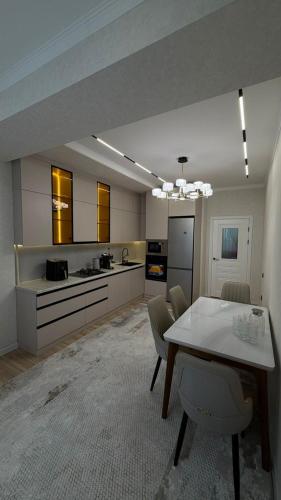 eine Küche mit Tisch und Stühlen in einem Zimmer in der Unterkunft Millennium in Bischkek