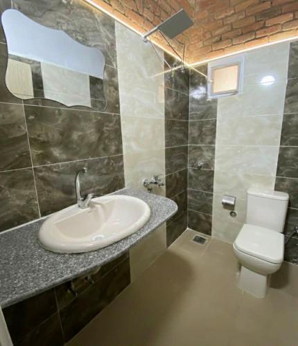 a bathroom with a sink and a toilet at Asilah kato nubian guest house in Aswan