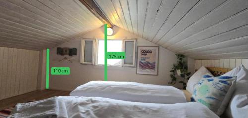 ein Schlafzimmer mit zwei Betten in einem Zimmer mit zwei Fenstern in der Unterkunft Pensione Olanda in Locarno