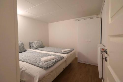 a small bedroom with a bed and a closet at Workers Stay - Staff Apartment - Säve - Göteborg - Sverige in Säve