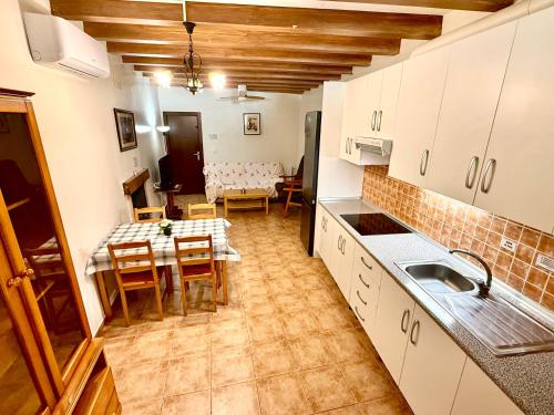 a kitchen with a table and a dining room at Rapia. Casa Beig 4 in Los Granadicos