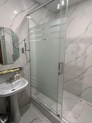 un bagno con doccia e lavandino di Pride Hotel a Taraz