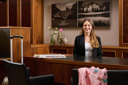 a woman sitting at a desk in a courtroom at Schloss und Gut Liebenberg in Liebenberg