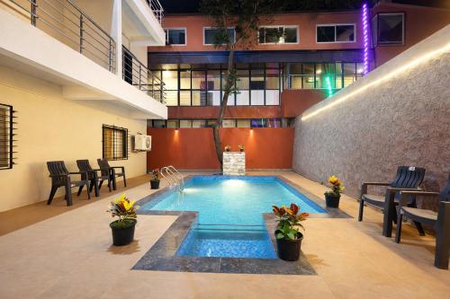 a swimming pool in the middle of a building at FabHotel Sharvi in Mahabaleshwar