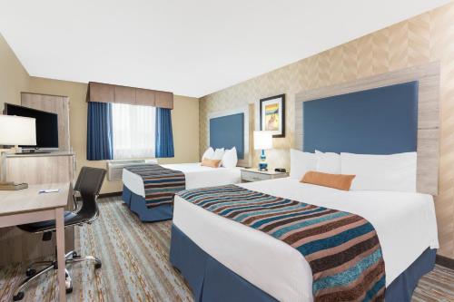 Katil atau katil-katil dalam bilik di SilverStone Inn & Suites Spokane Valley