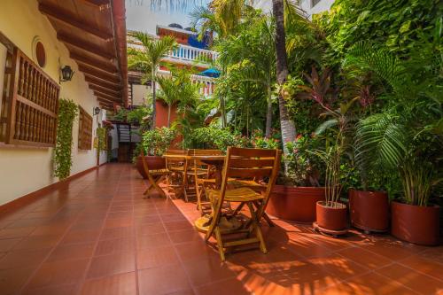 a patio area with chairs, tables and umbrellas at Hotel 3 Banderas in Cartagena de Indias