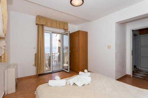 a bedroom with a bed and a large window at Grand Holiday Residence in Komarna