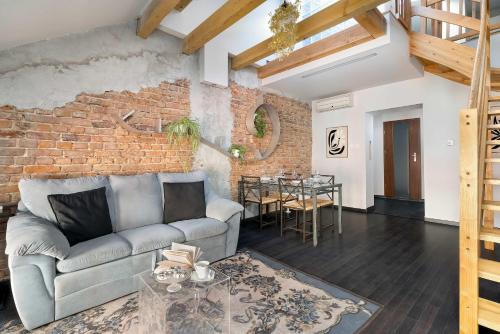 Two-level Apartment with Air Conditioning and Workspace close to the City Center by Noclegi Renters