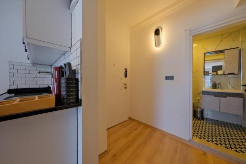 a kitchen with a counter and a door to a room at Körfez Apart in Fethiye
